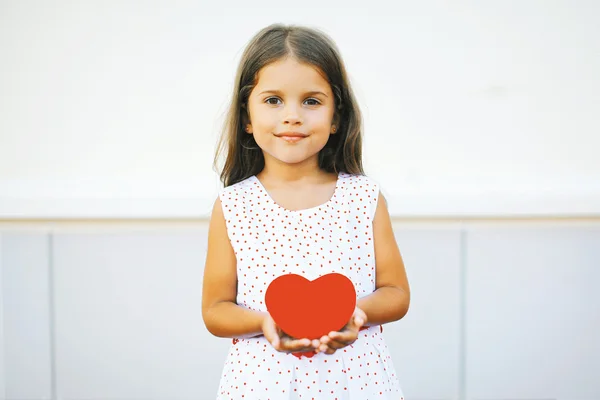 Niña con el corazón rojo —  Fotos de Stock