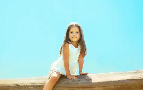 Hübsches kleines Mädchen im Freien, blauer Himmel, Sommertag — Stockfoto