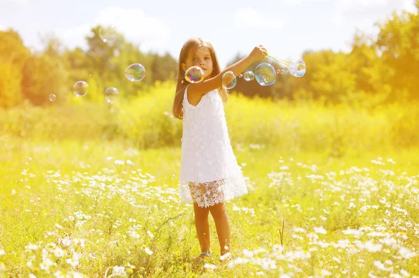 Sommertag kleines Mädchen hat Spaß, Seifenblasen — Stockfoto