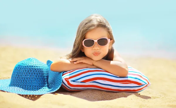 Concepto de vacaciones de verano, niño alegre en gafas de sol y sombrero havi —  Fotos de Stock