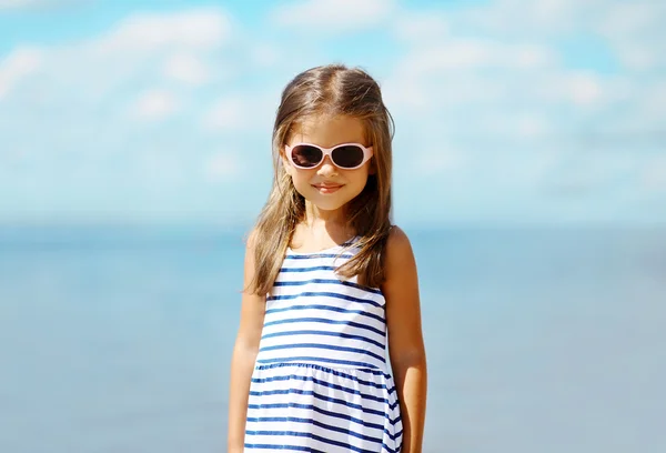 Summer vacation travel portrait little girl in sunglasses near s — Stock Photo, Image