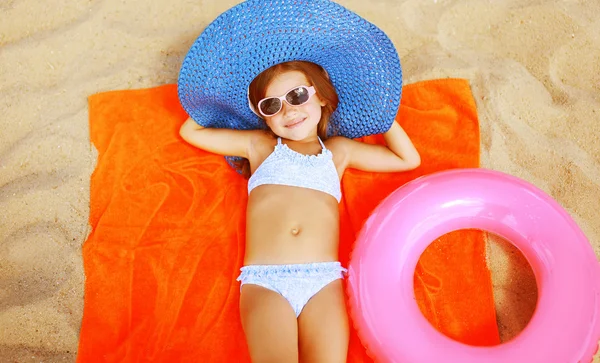 Summer vacation sea concept, relax girl lying on the sand with b — Stock Photo, Image