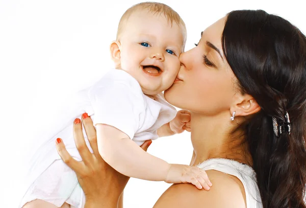 Felice famiglia madre baciare bambino — Foto Stock