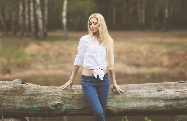 Vintage ruhige Foto ziemlich blond im Freien — Stockfoto