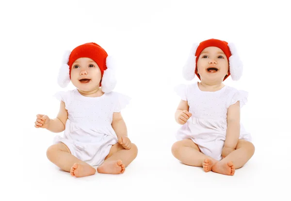 Cheerful baby twins in hats — Stock Photo, Image