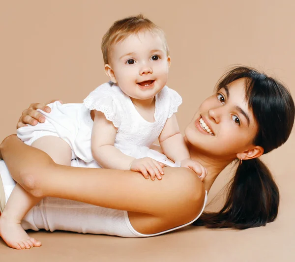 Preciosa joven mamá y bebé — Foto de Stock