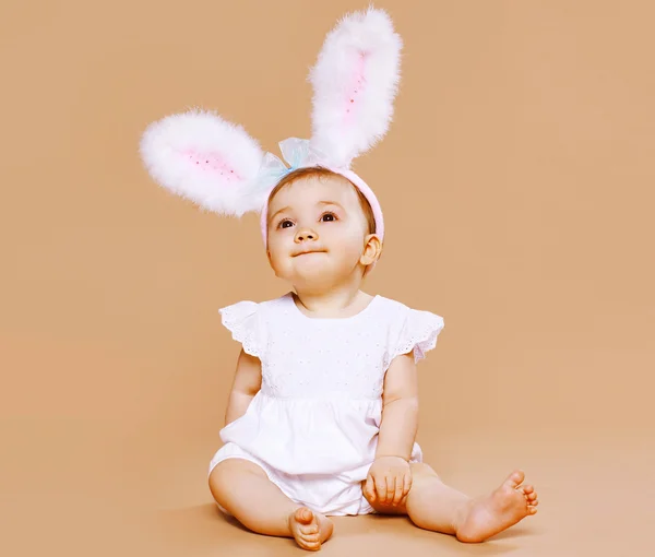 Doce bebê bonito em traje coelho de Páscoa — Fotografia de Stock