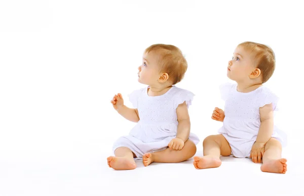 Dos hermosas gemelas bebé —  Fotos de Stock