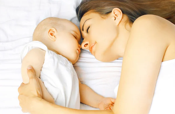 Mère et bébé dorment ensemble au lit — Photo