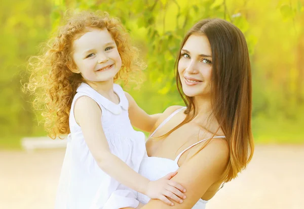 Piękna mama i córka — Zdjęcie stockowe