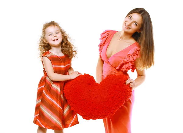 Brillante elegante alegre mamá e hija en vestido sosteniendo rojo escuchar —  Fotos de Stock