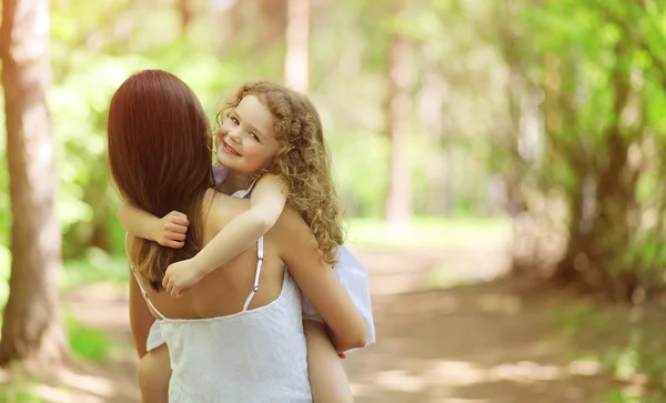 Criança feliz andando com a mãe ao ar livre — Fotografia de Stock