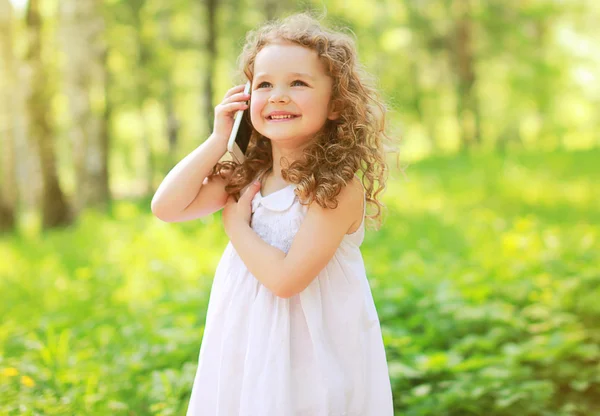 Joyeux enfant souriant joyeux parle au téléphone — Photo