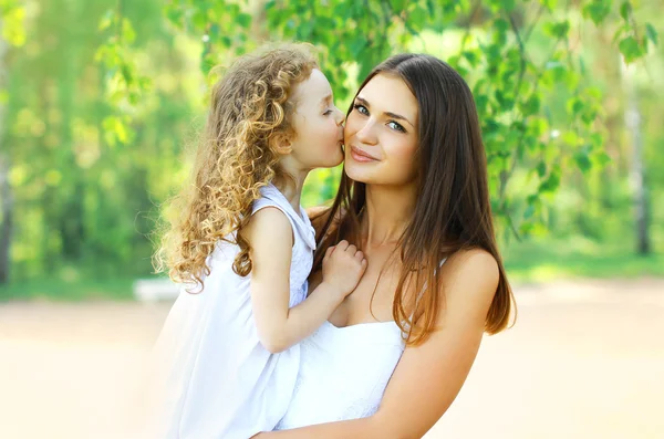 Schöne Mutter und Tochter, glückliche Familie — Stockfoto