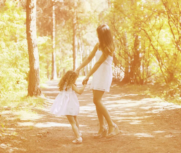 Mãe e criança se divertindo — Fotografia de Stock