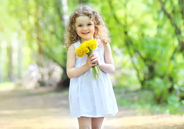 Soleado retrato de primavera de adorable sonrisa linda niña con — Foto de Stock