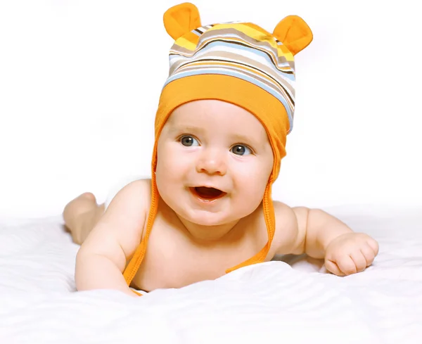 Pequeño bebé alegre en gorra gateando — Foto de Stock