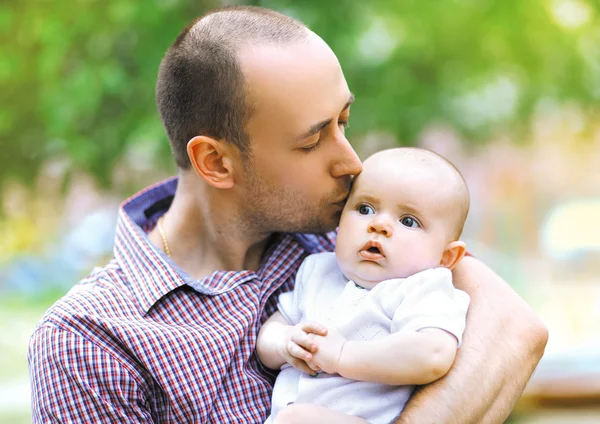 Warm, sensual photo, father kisses little baby in summer day — Stock Photo, Image
