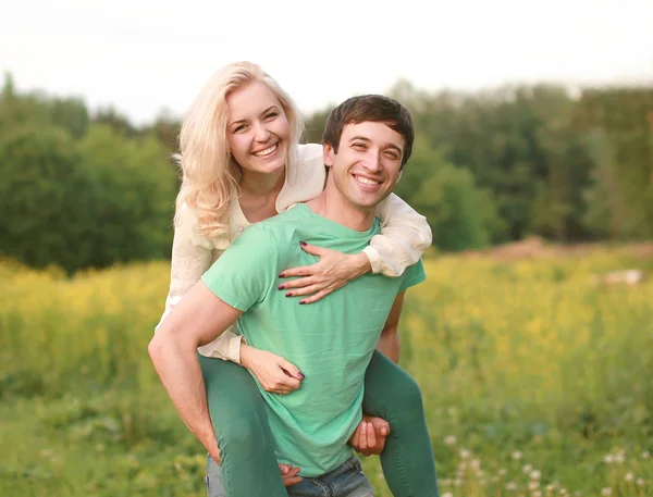 Happy young couple walking in summer day having fun — Stock Photo, Image