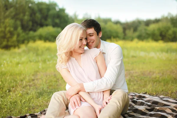 Hübsches fröhliches Paar beim Picknick und genießt den Sommer — Stockfoto