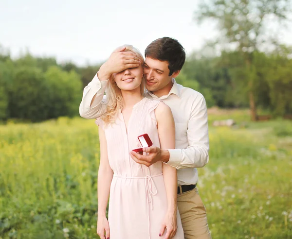 The man closed his eyes a woman, making a surprise ring, engagem — Stock Photo, Image