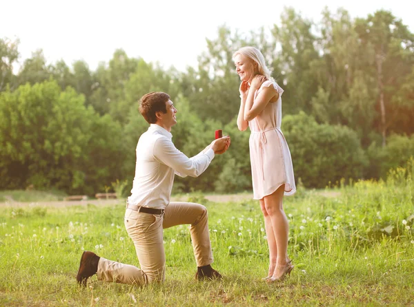 Hombre proponiendo anillo mujer, amor, pareja, fecha, boda - concepto Fotos de stock