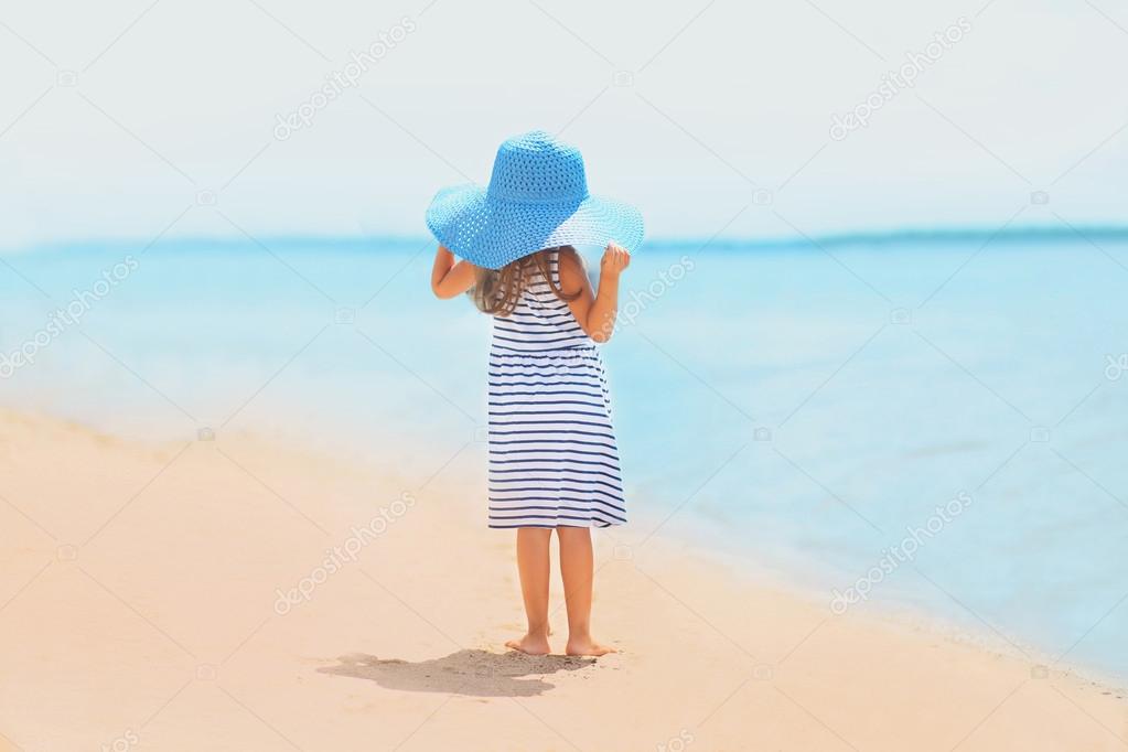 Summer travel photo pretty girl in dress and hat enjoying on the