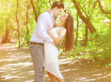 genç ve güzel gençler iki aşk öpücüğü açık havada içinde