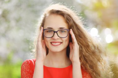 sevimli kız bardaklarda