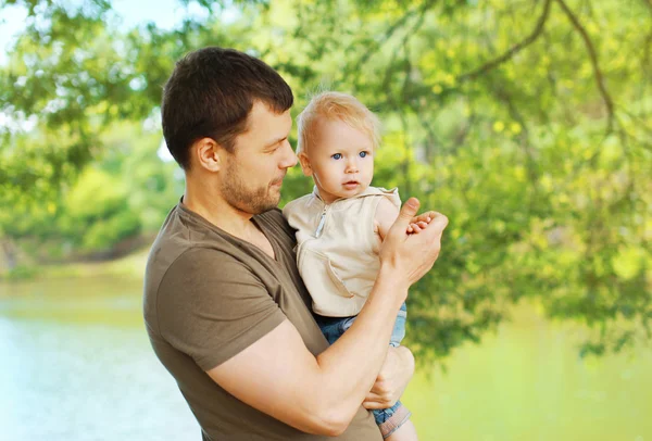 Porträt Vater und Kind spazieren im Park — Stockfoto