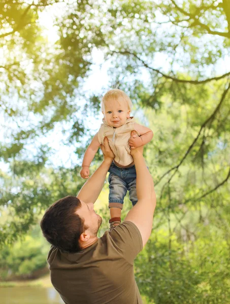 Pai segurando filho no dia de verão — Fotografia de Stock