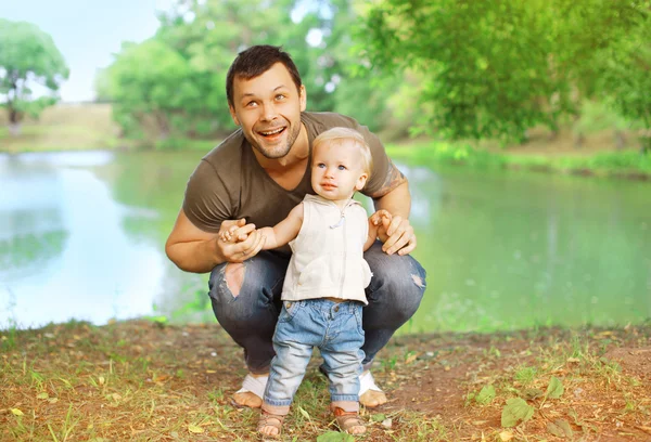 Щасливий батько і дитина в літньому парку — стокове фото