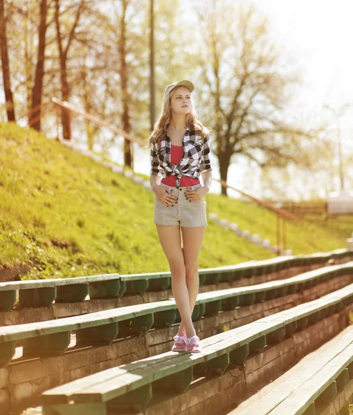 Fashion hipster girl in the city — Stock Photo, Image