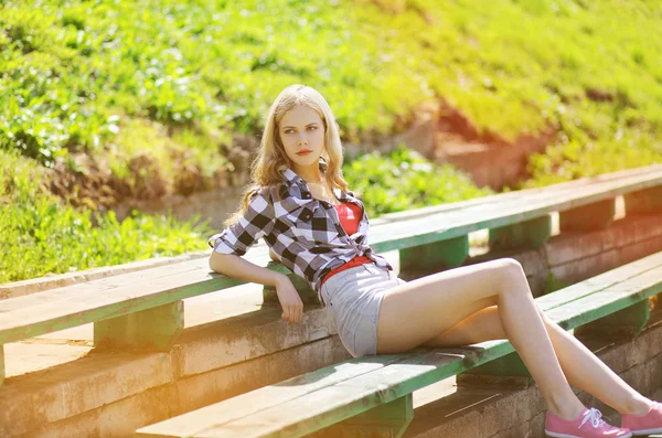 Schöne sexy Blondine posiert im Sommer in der Stadt — Stockfoto