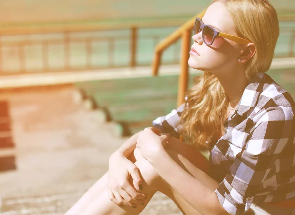 Modeporträt hübsche Frau mit Sonnenbrille, die wegschaut, Straße — Stockfoto