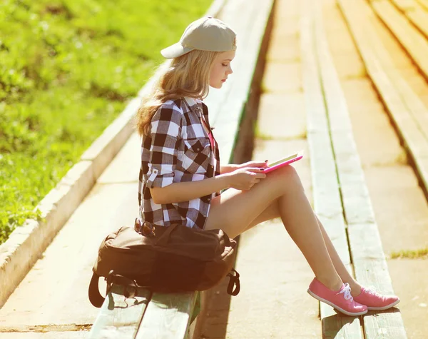 tablet pc çalışan Şehir Parkı, öğrenci, eğitim ile kız