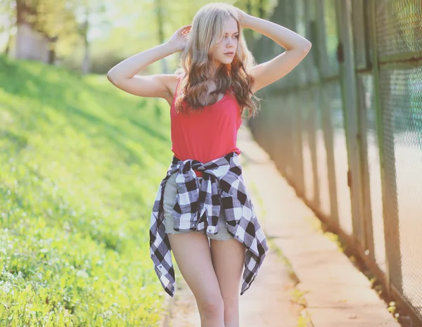 Hipster-Mädchen posiert im Sommer — Stockfoto