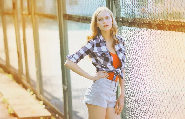 Pretty slim model posing in the city, hipster girl, street fashi — Stock Photo, Image