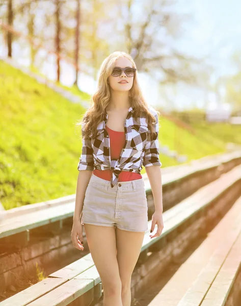 Snygg kvinna i solglasögon, sommaren soligt porträtt moderna beauti — Stockfoto