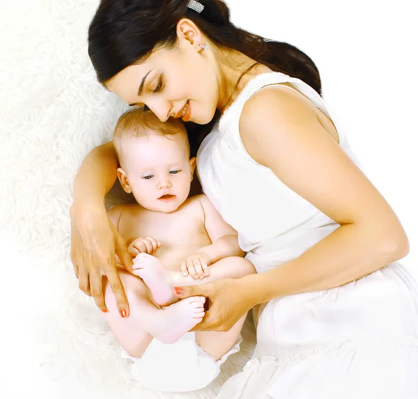 Mom and baby lying in the bed home — Stock Photo, Image