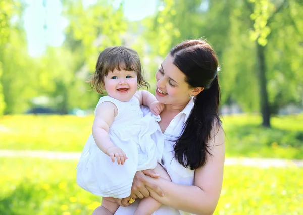 Happy mom and baby in the park in the summer, having fun, sunny — Stock Photo, Image