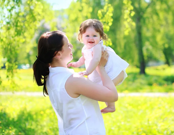 Lycklig familj, mor och barn ha roligt i solig sommar dag par — Stockfoto