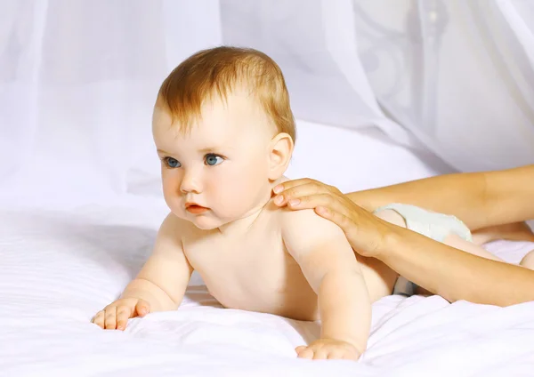 Massagem bebê — Fotografia de Stock