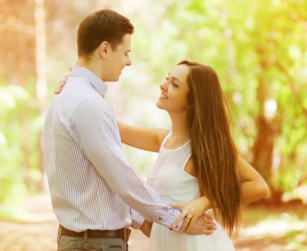 Feliz jovem casal apaixonado — Fotografia de Stock