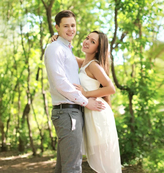 Muito jovem casal apaixonado desfrutando de tempo de verão — Fotografia de Stock