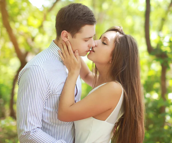 Sensual beijo jovem casal ao ar livre — Fotografia de Stock