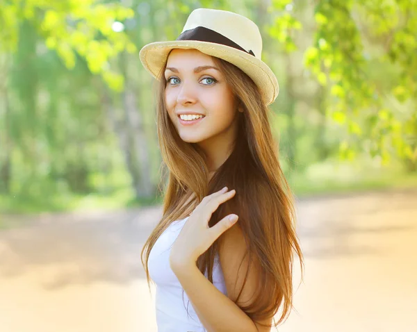 Ritratto estivo bella ragazza in cappello sorridente divertirsi in caldo da — Foto Stock