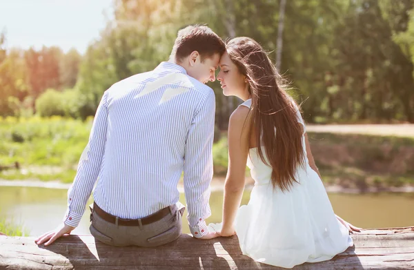 Jovem casal sensual no amor ao ar livre — Fotografia de Stock