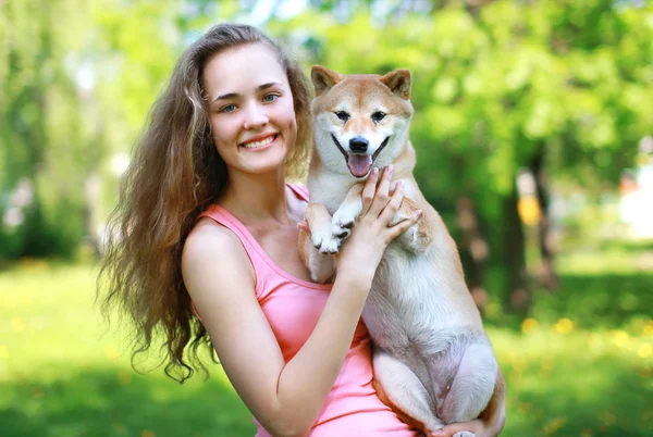 Boldog bájos lány tulajdonosa holding szerető kutya — Stock Fotó