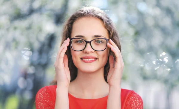 Portrait of young beautiful happy girl in glasses outdoors, natu — Stock Photo, Image